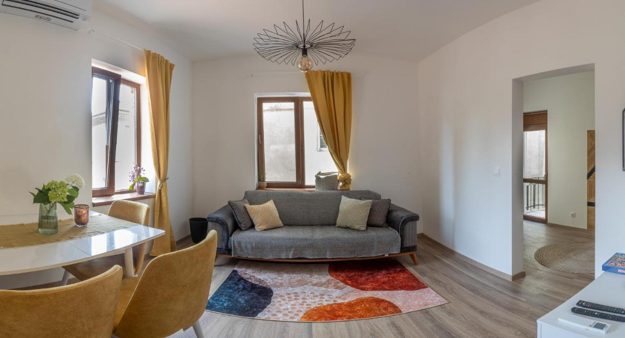 Linden House - A Lovely Apartment In Central Варна Екстериор снимка
