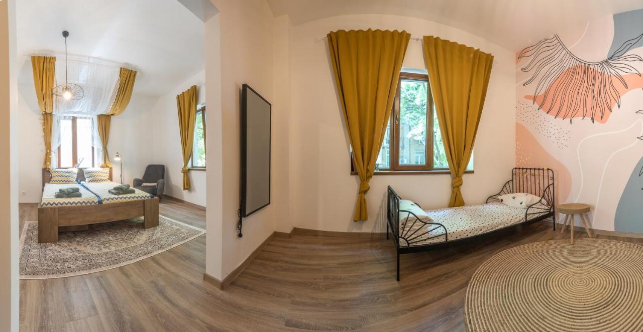 Linden House - A Lovely Apartment In Central Варна Екстериор снимка