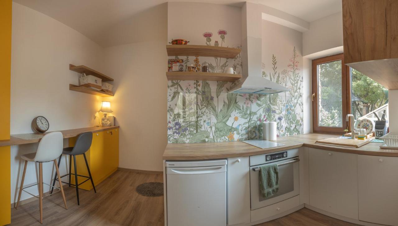 Linden House - A Lovely Apartment In Central Варна Екстериор снимка