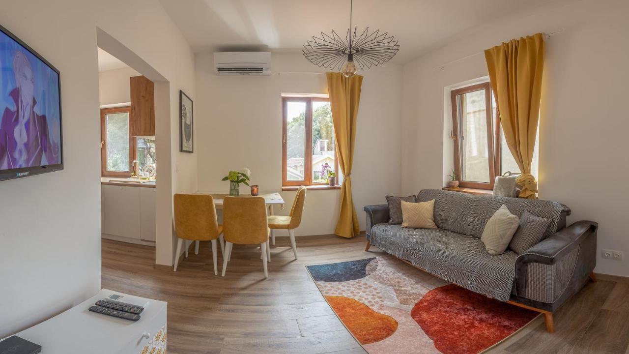 Linden House - A Lovely Apartment In Central Варна Екстериор снимка