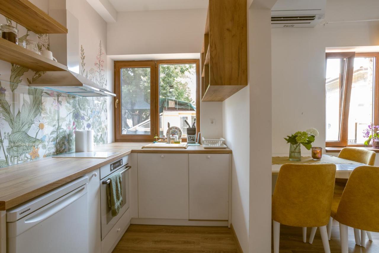 Linden House - A Lovely Apartment In Central Варна Екстериор снимка