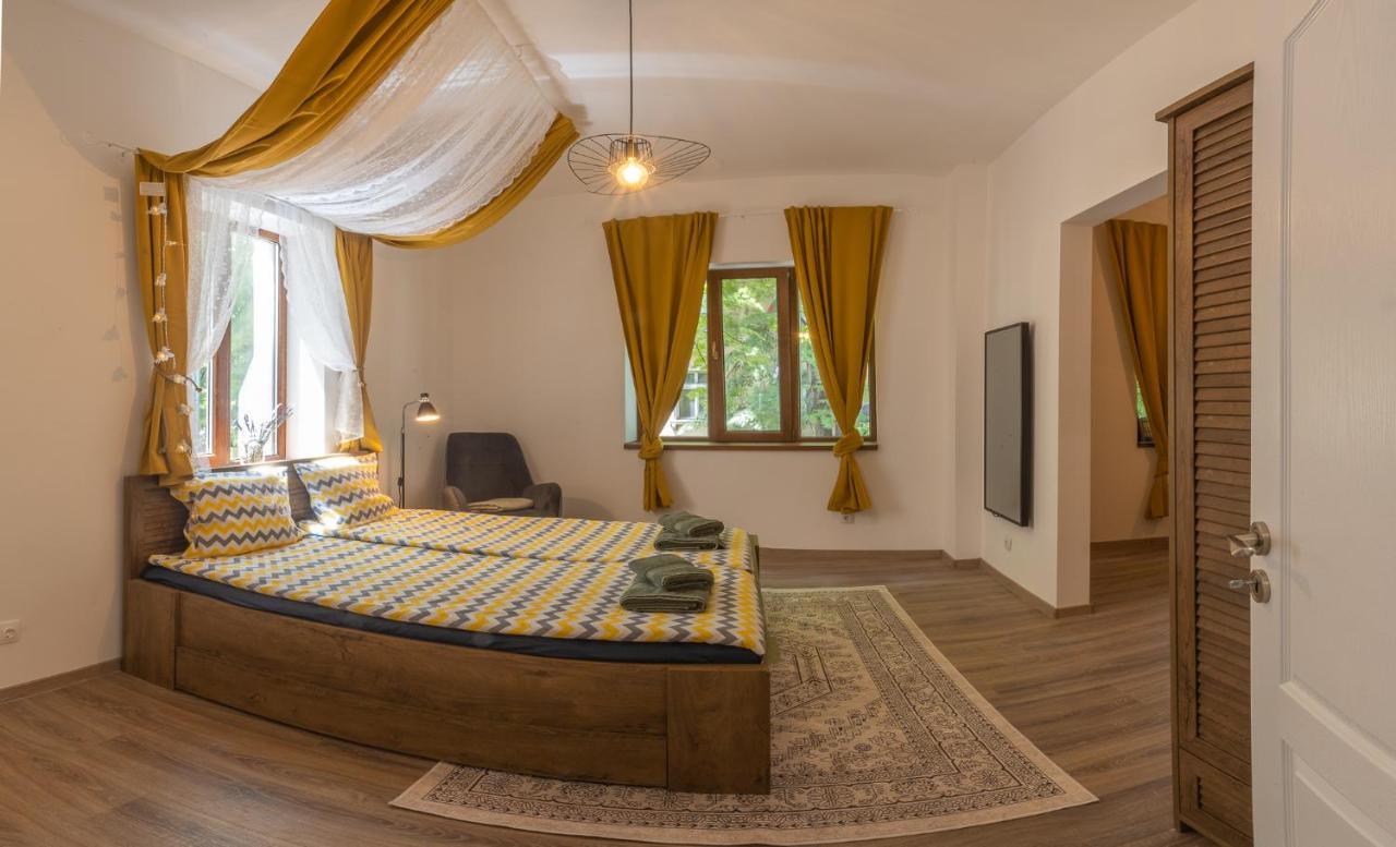 Linden House - A Lovely Apartment In Central Варна Екстериор снимка