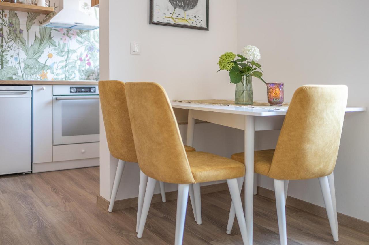 Linden House - A Lovely Apartment In Central Варна Екстериор снимка